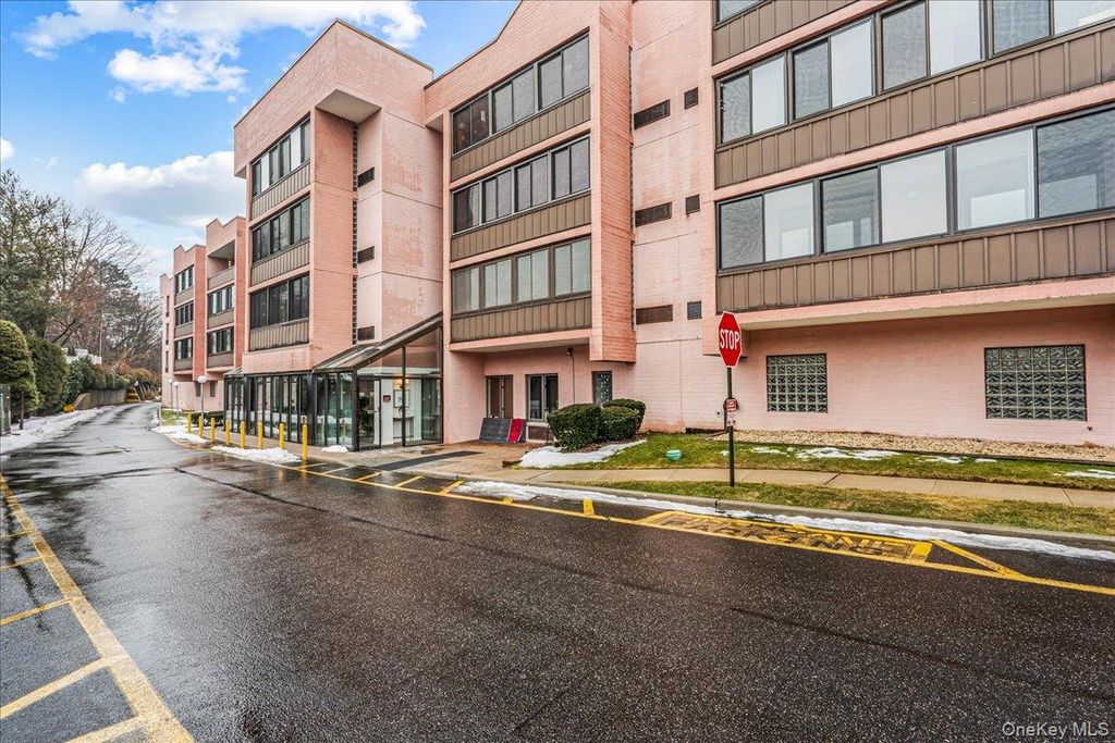 Photo of 800 Willis Avenue #115, Albertson, NY 11507 (MLS # 966618)