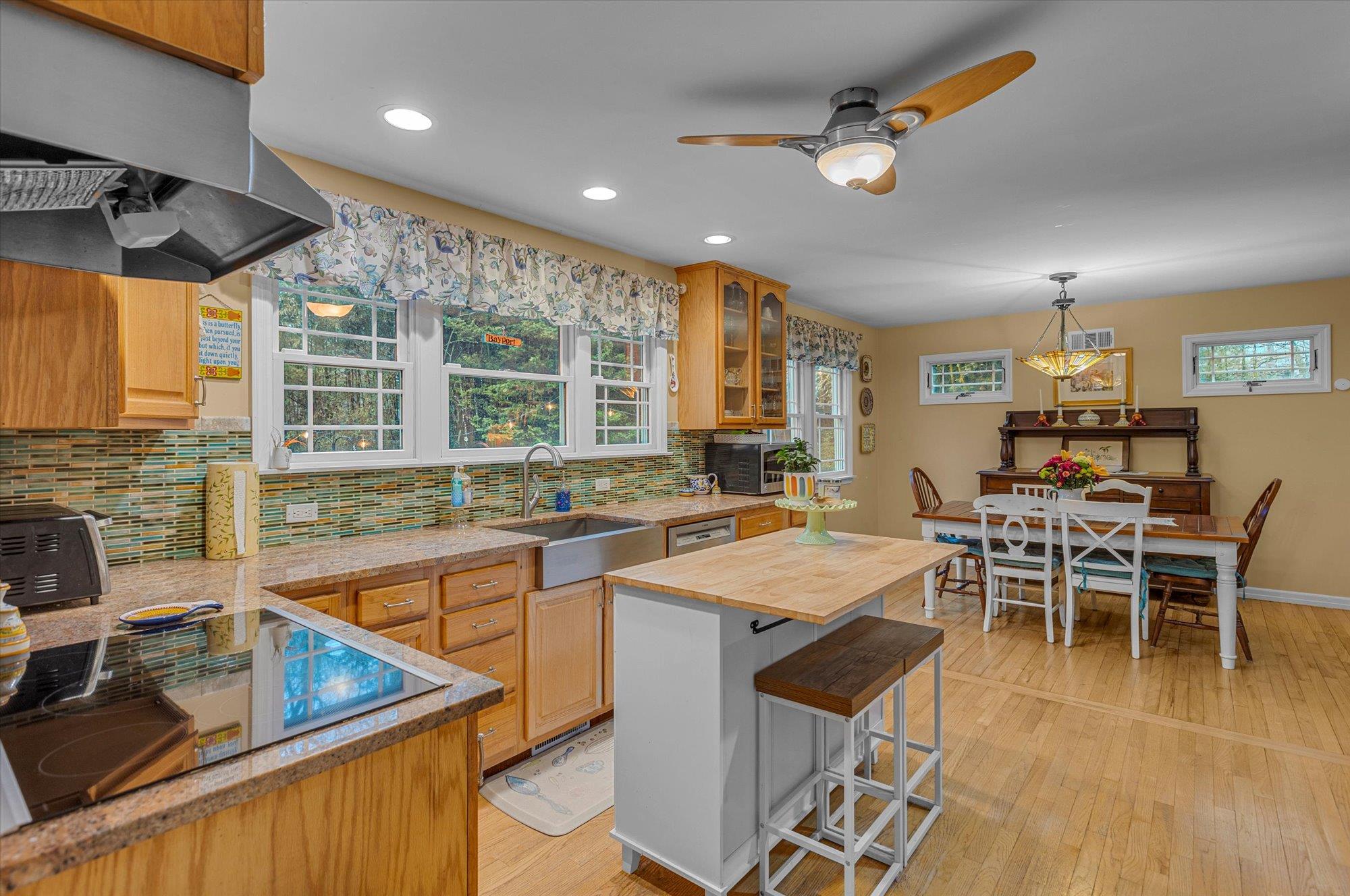 31 Baywood Lane, Bayport, New York image 1