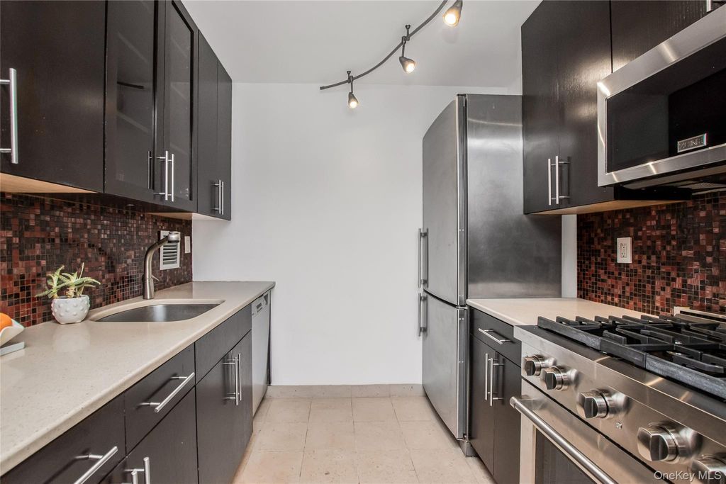 Photo of 2287 Johnson Avenue #10C, Bronx, NY 10463 (MLS # 954406)