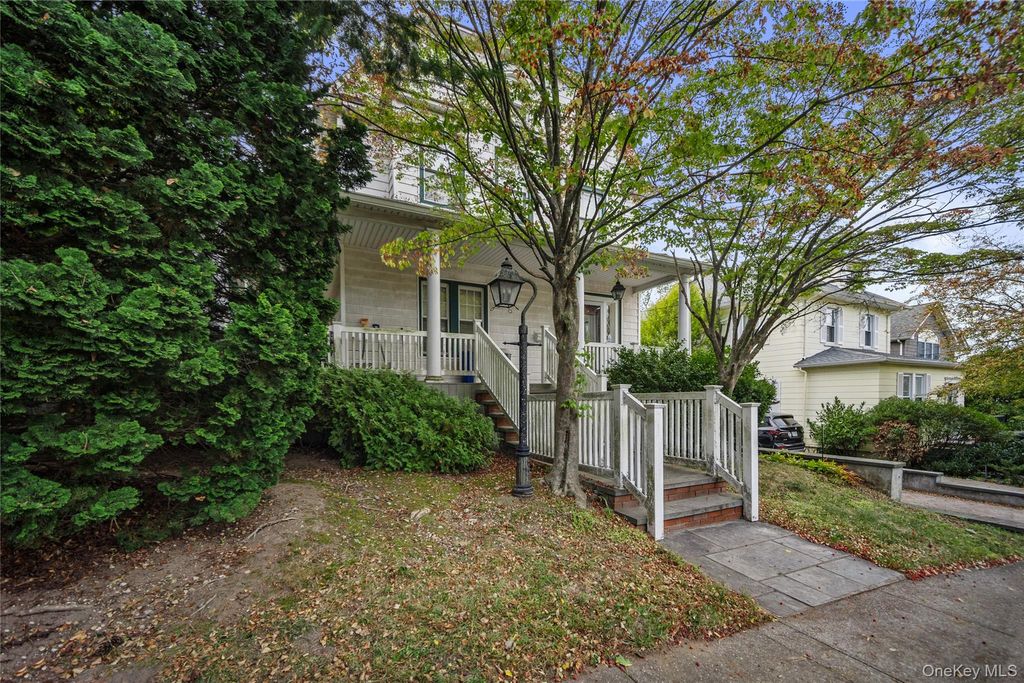 Photo of 30 Monroe Street, Port Washington, NY 11050 (MLS # 922594)