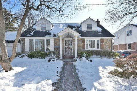 Homes For Sale - 39 Greentree Road<br/> Mineola, NY 11501