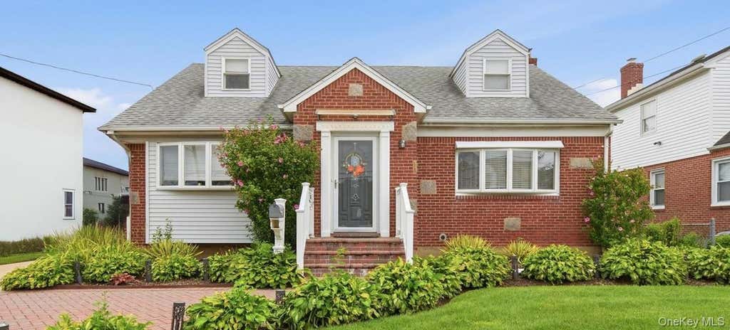 Photo of 66 Caroline Avenue, Franklin Square, NY 11010 (MLS # 1042838)