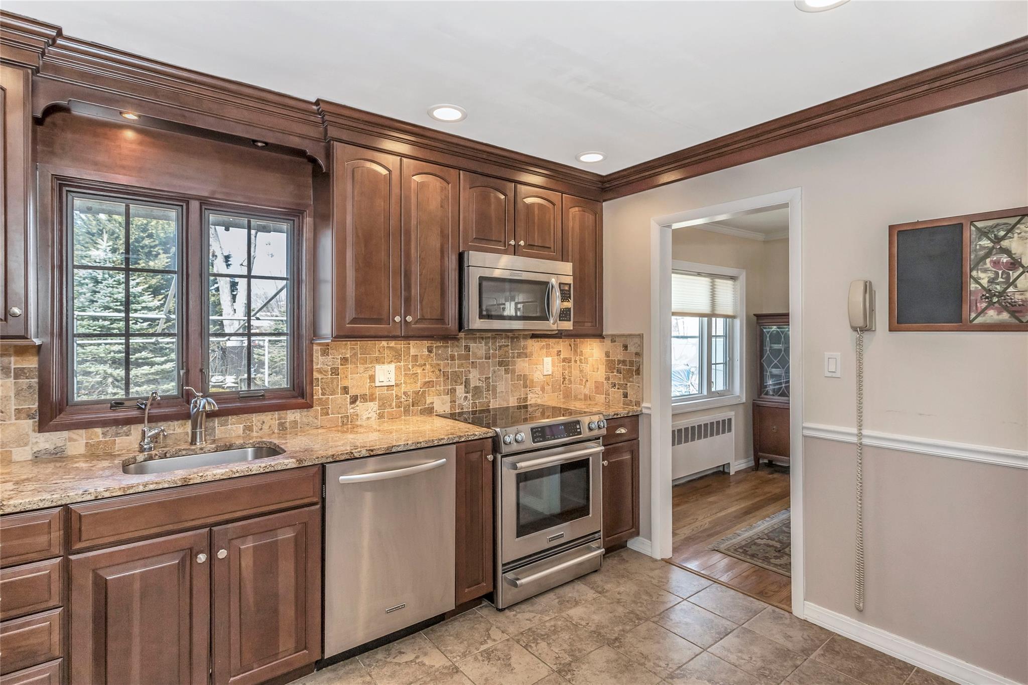 17 Abrew Street, Bay Shore, New York image 14