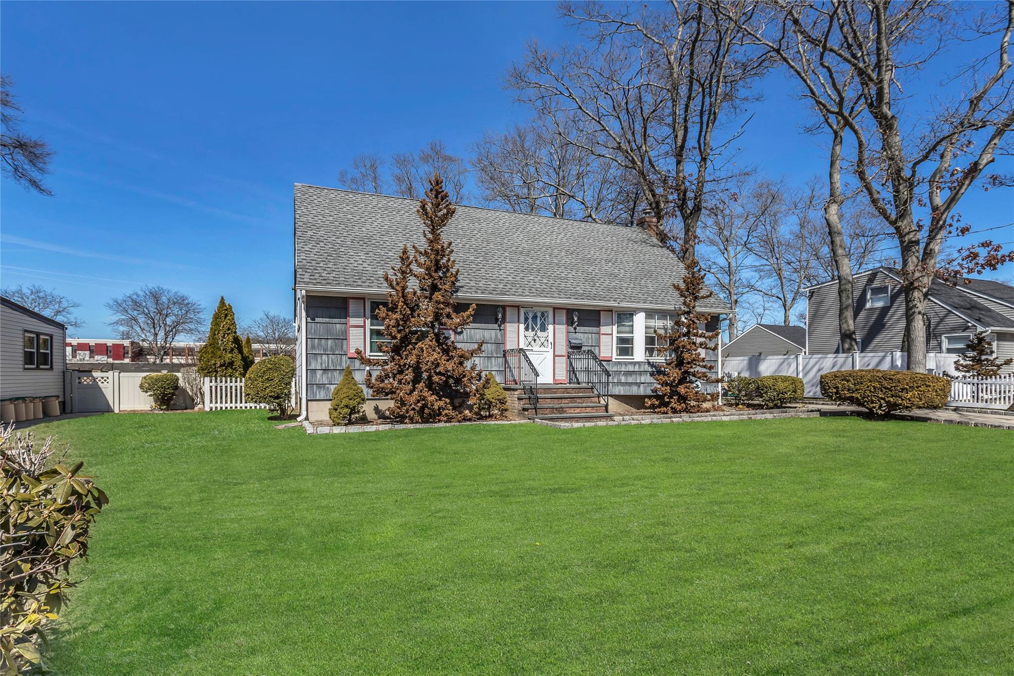 17 Abrew Street, Bay Shore, New York image 3
