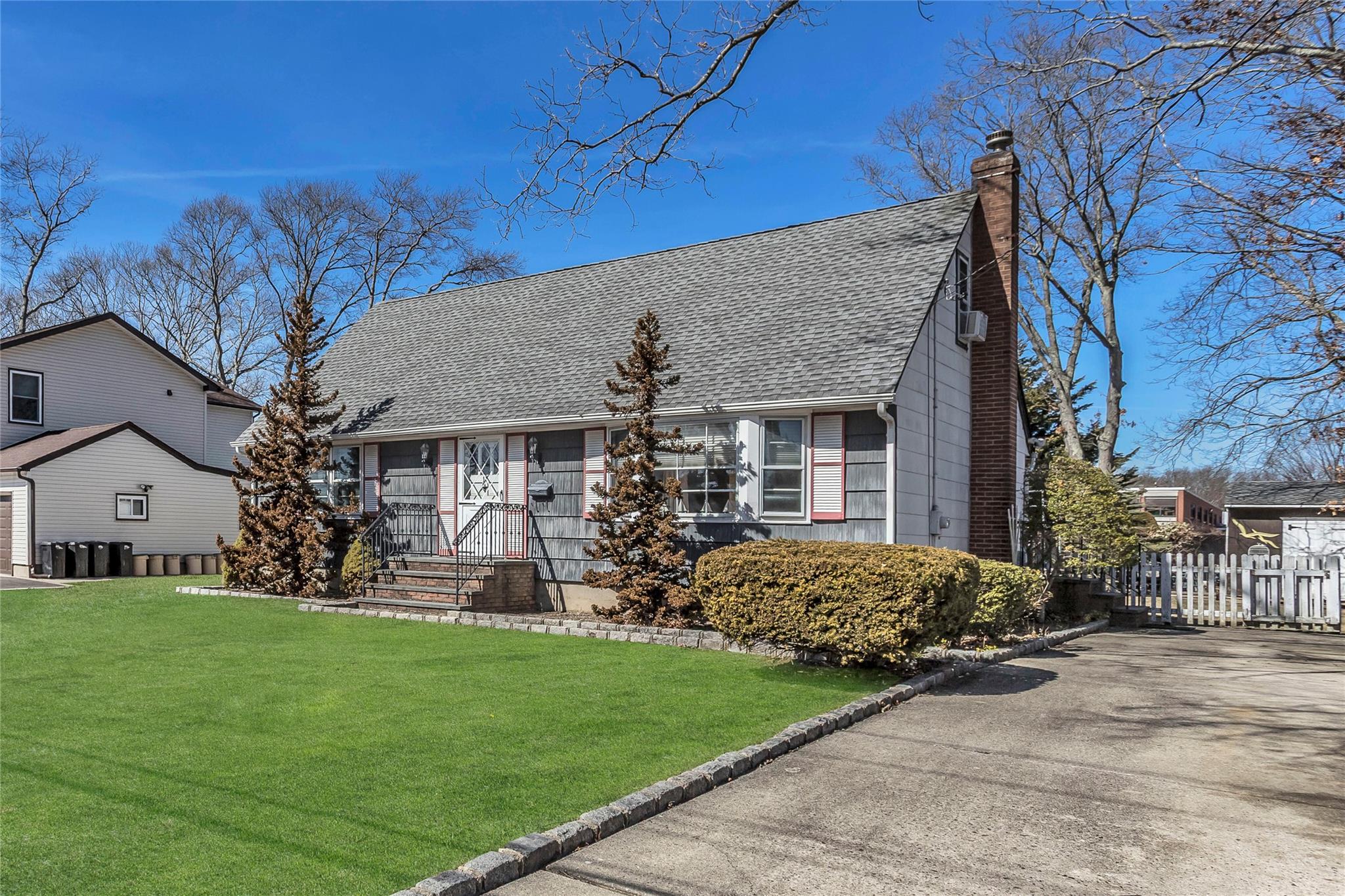 17 Abrew Street, Bay Shore, New York image 2