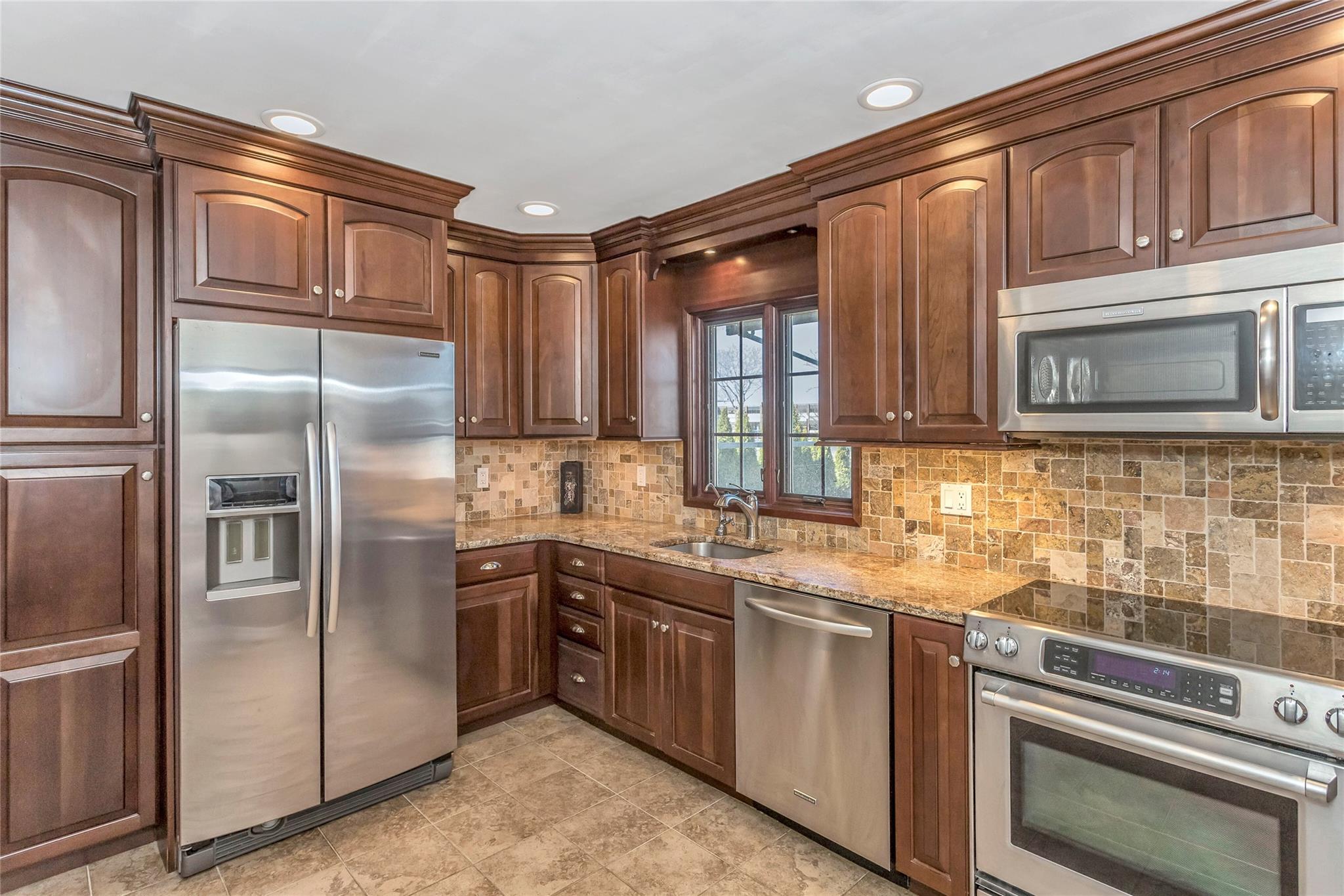 17 Abrew Street, Bay Shore, New York image 12