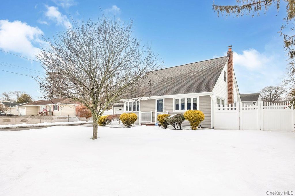 Photo of 17 Willis Avenue, Ronkonkoma, NY 11779 (MLS # 963510)