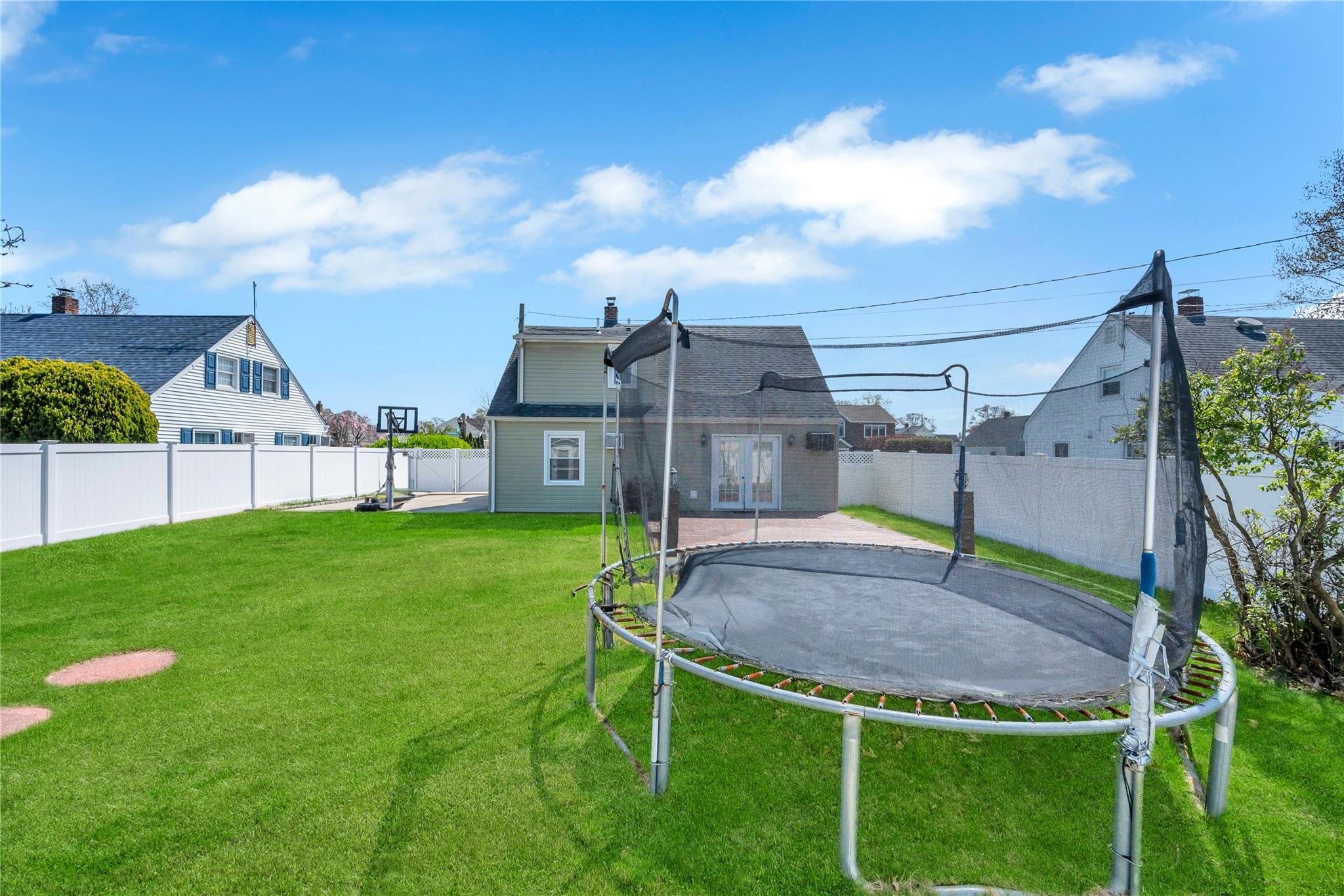 9 Snapdragon Lane, Levittown, New York image 3
