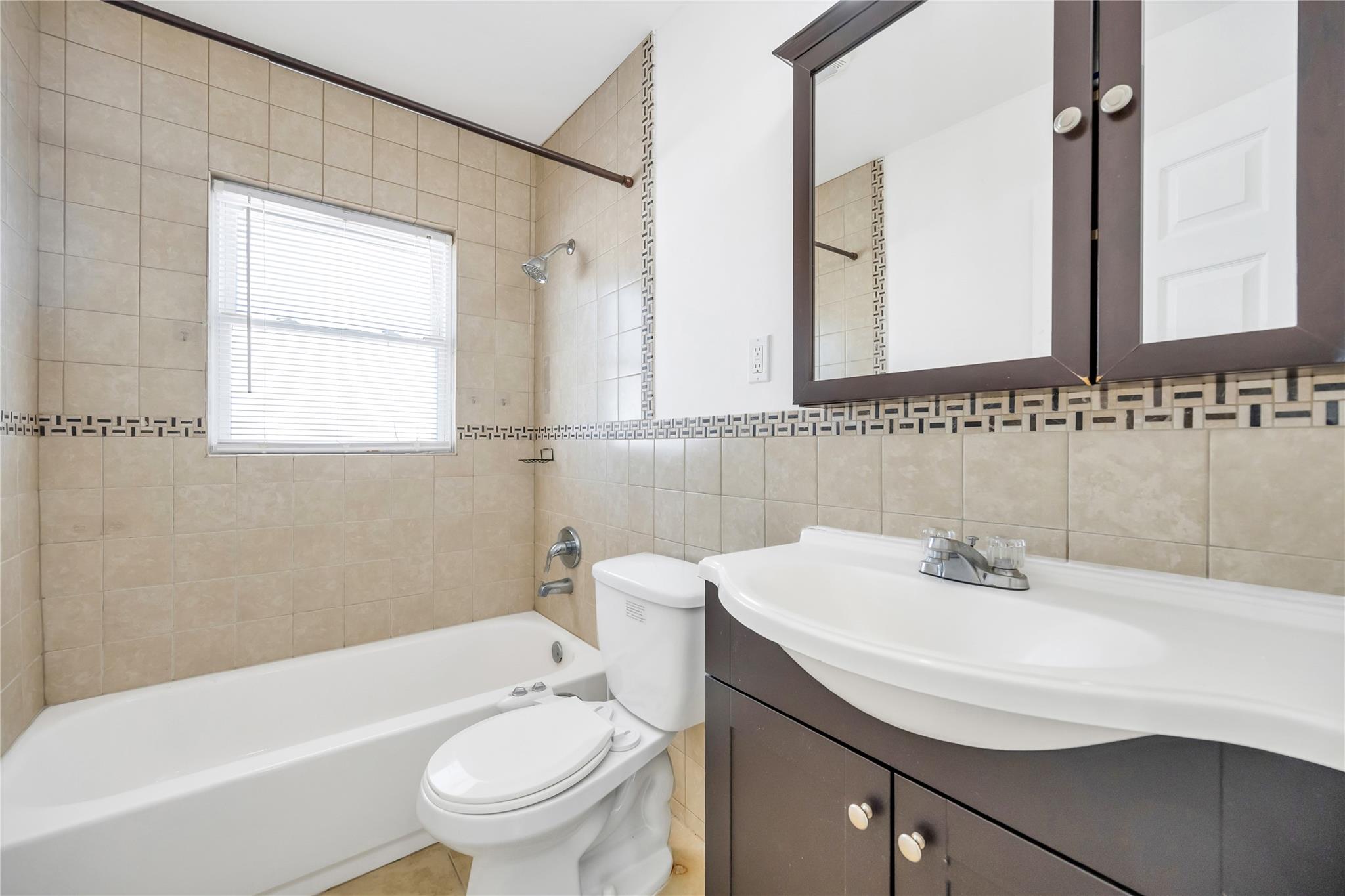 9 Snapdragon Lane, Levittown, New York image 11
