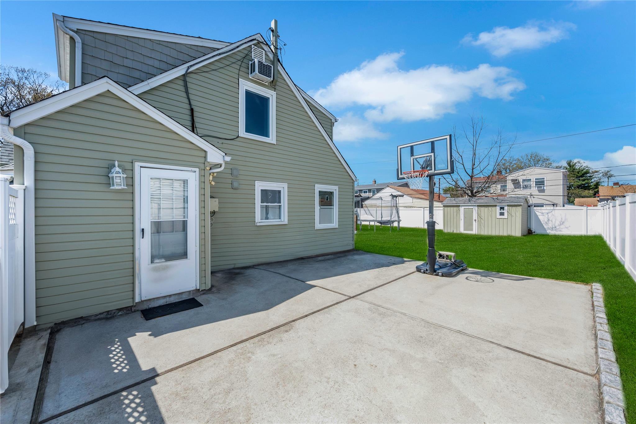 9 Snapdragon Lane, Levittown, New York image 20