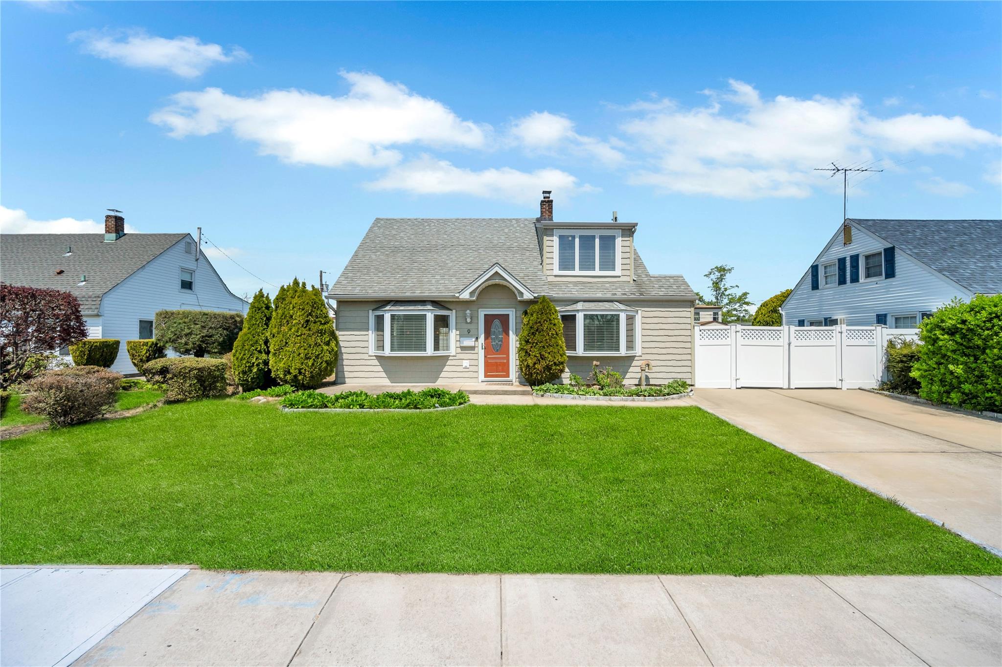 9 Snapdragon Lane, Levittown, New York image 2