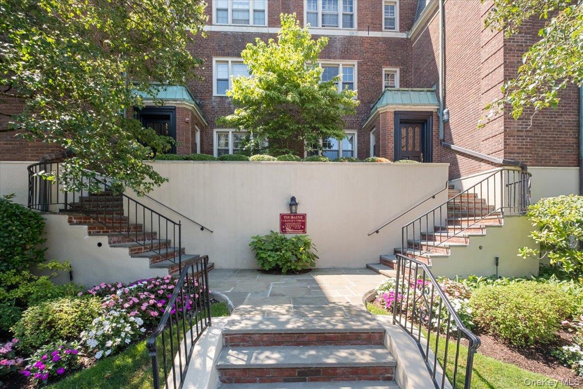 7 Chateaux Circle 7F