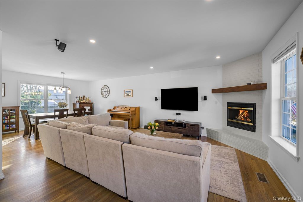 Photo of 209 Neuton Avenue, Rye Brook, NY 10573 (MLS # 984228)