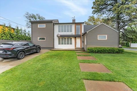 Photo of 536 Oxford Road, Cedarhurst, NY 11516 (MLS # 989047)