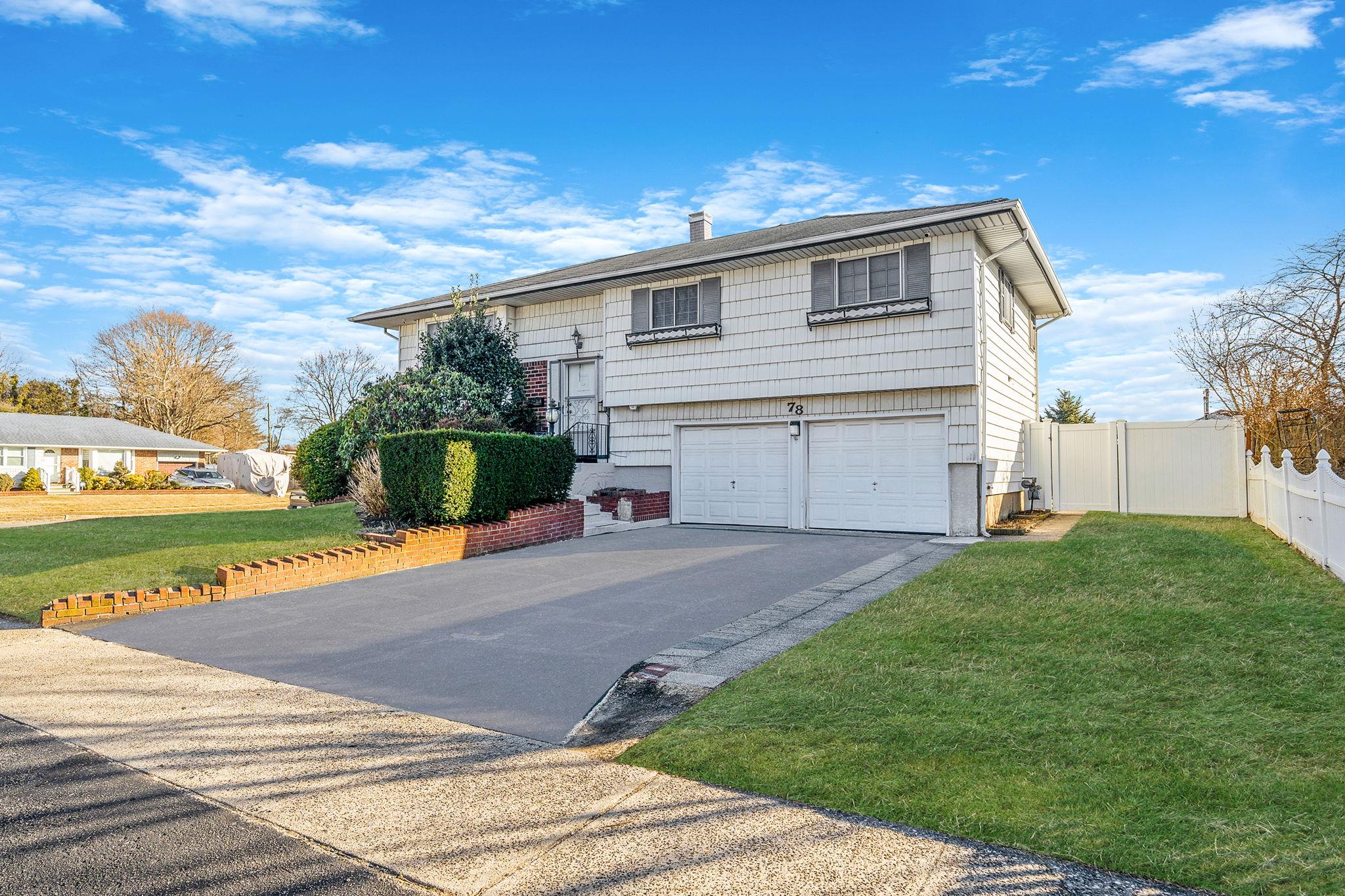 78 Crossway Drive, Deer Park, New York image 1