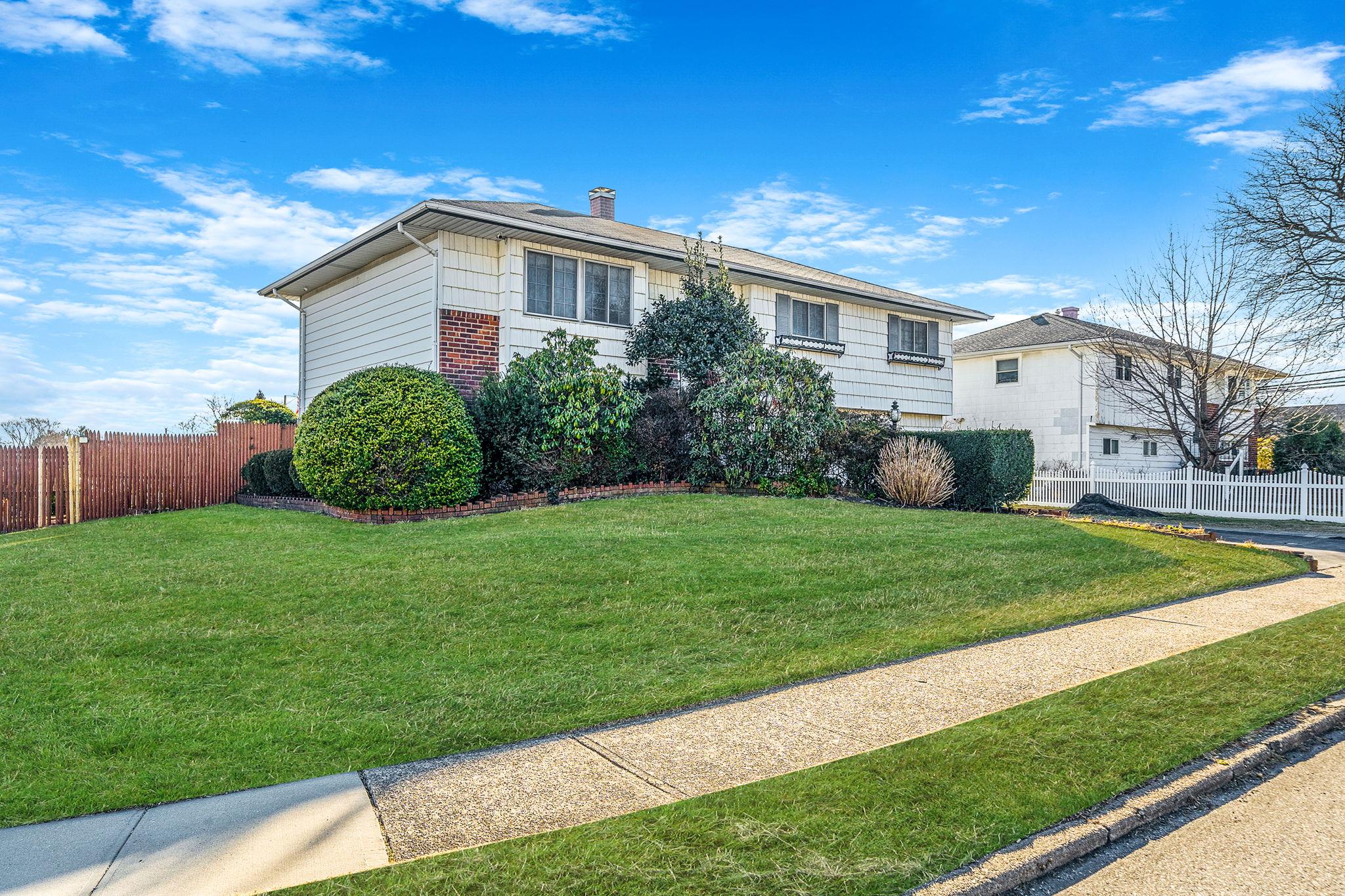 78 Crossway Drive, Deer Park, New York image 3