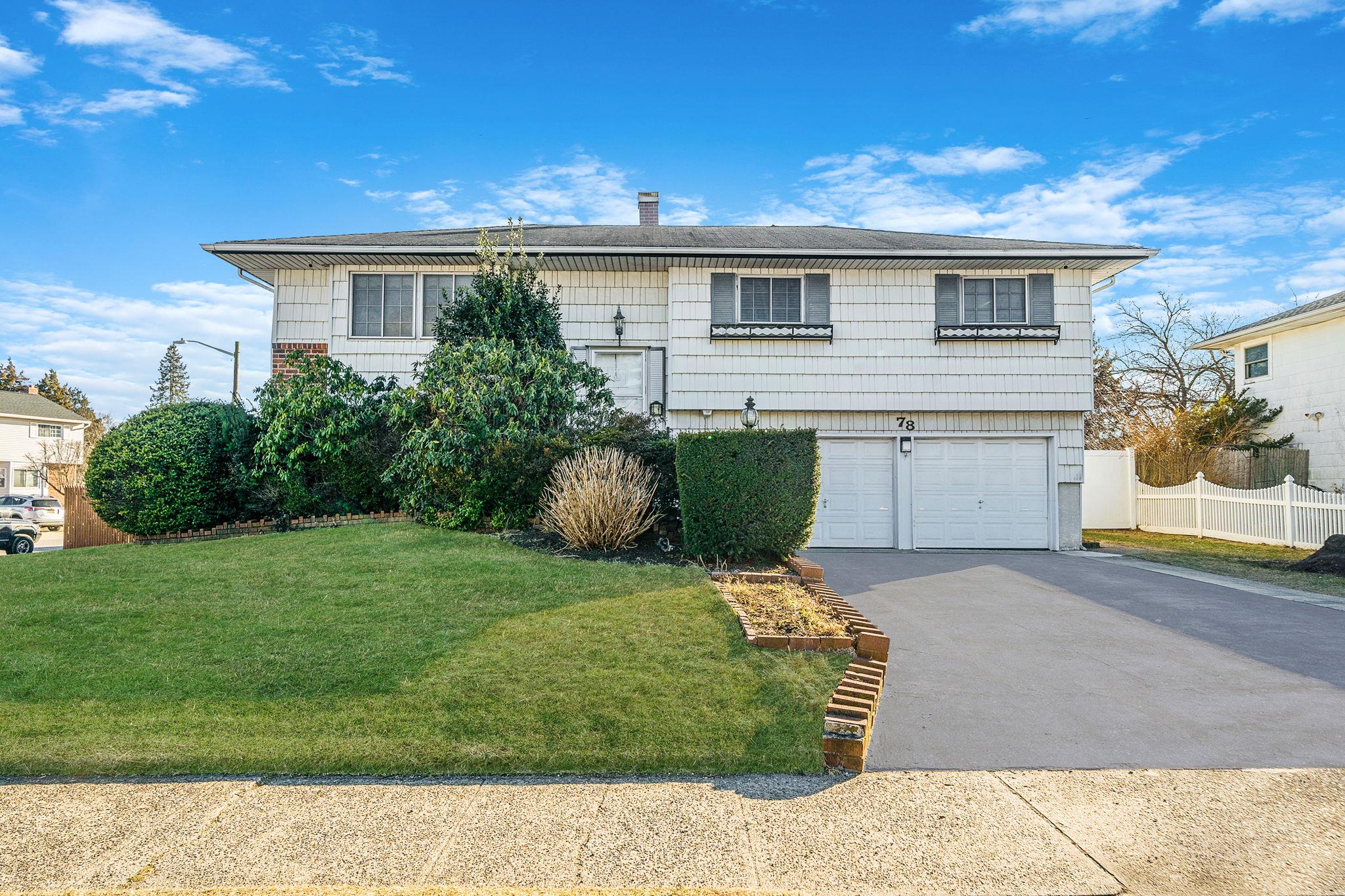 78 Crossway Drive, Deer Park, New York image 2