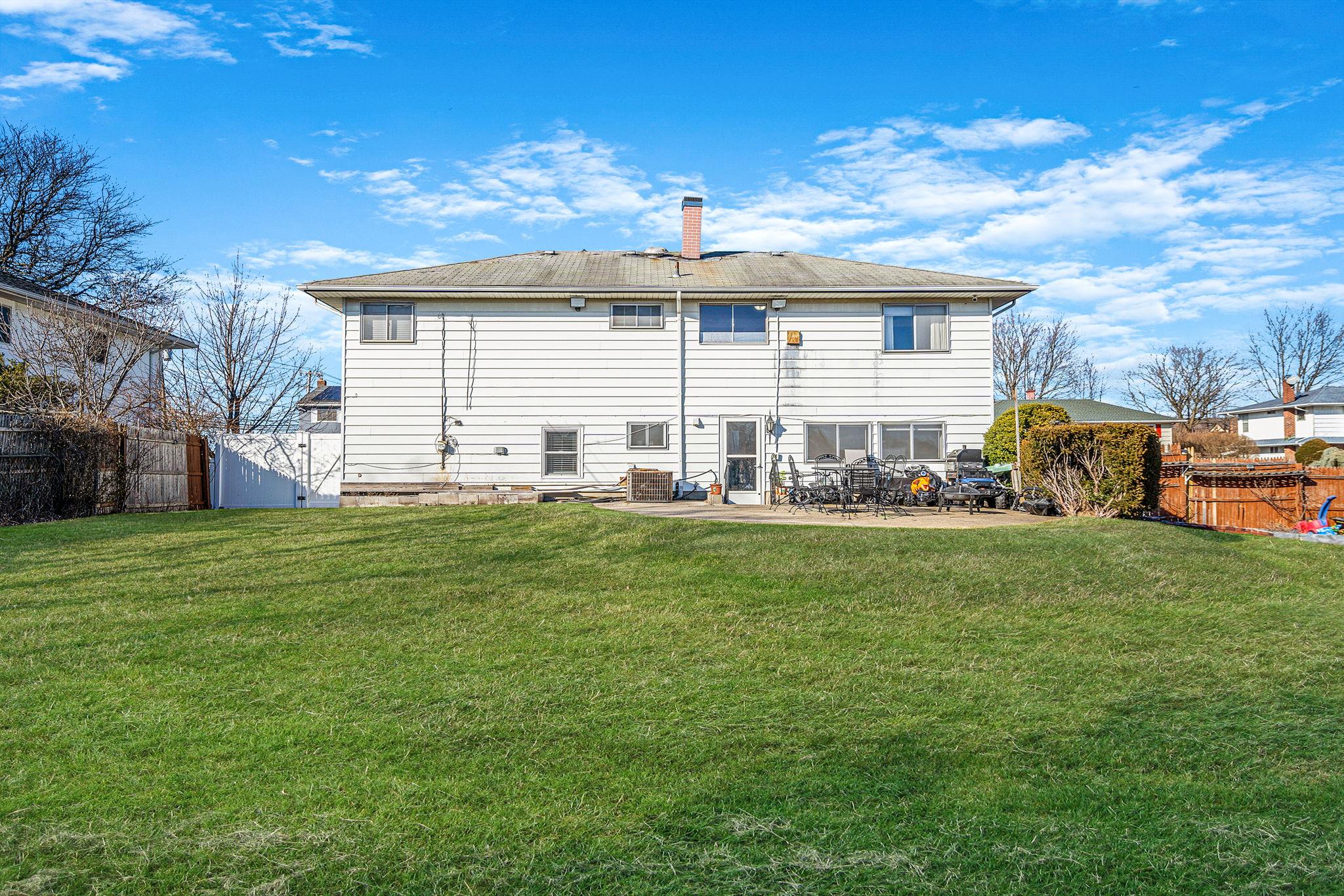 78 Crossway Drive, Deer Park, New York image 6