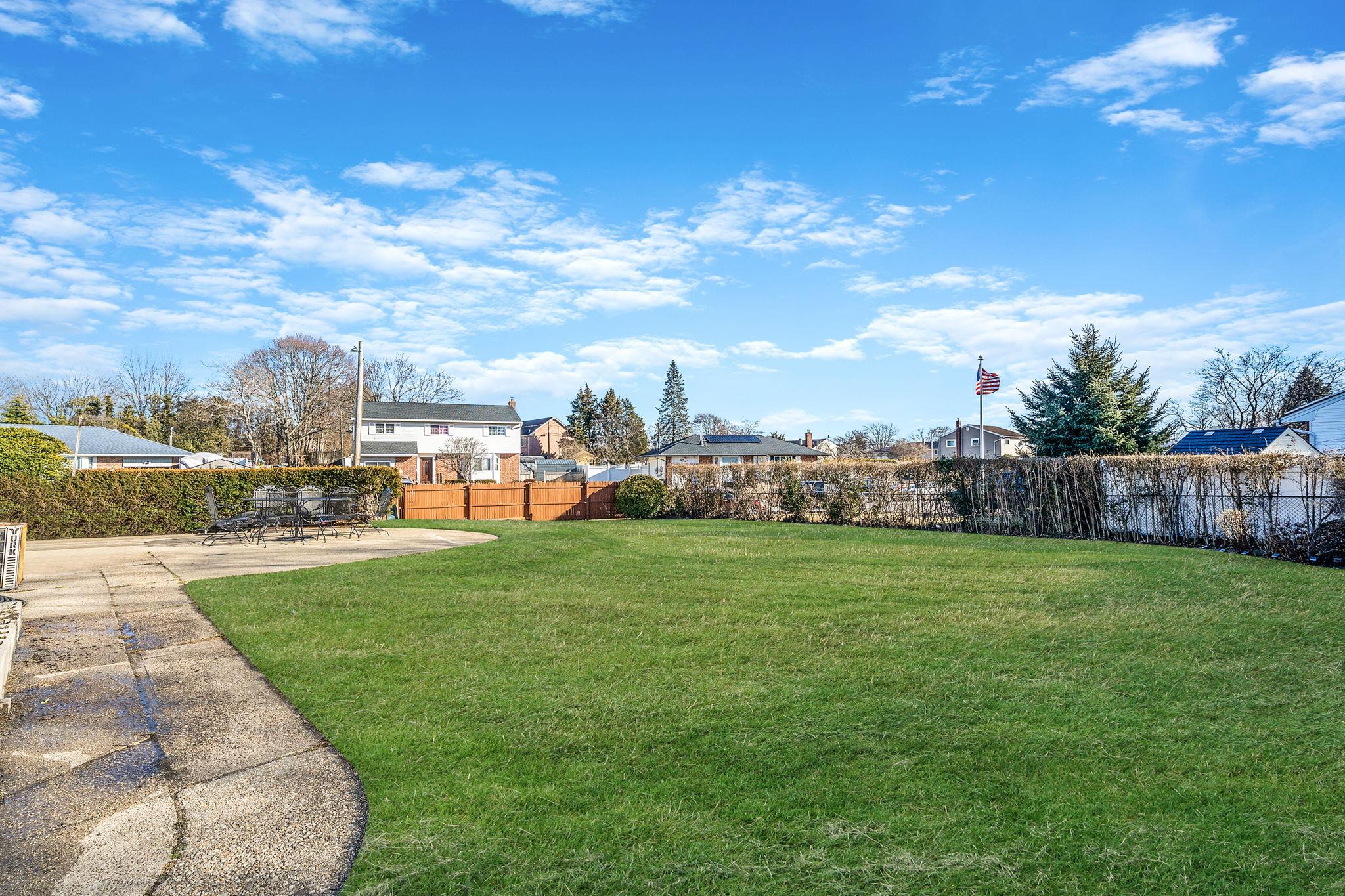 78 Crossway Drive, Deer Park, New York image 4