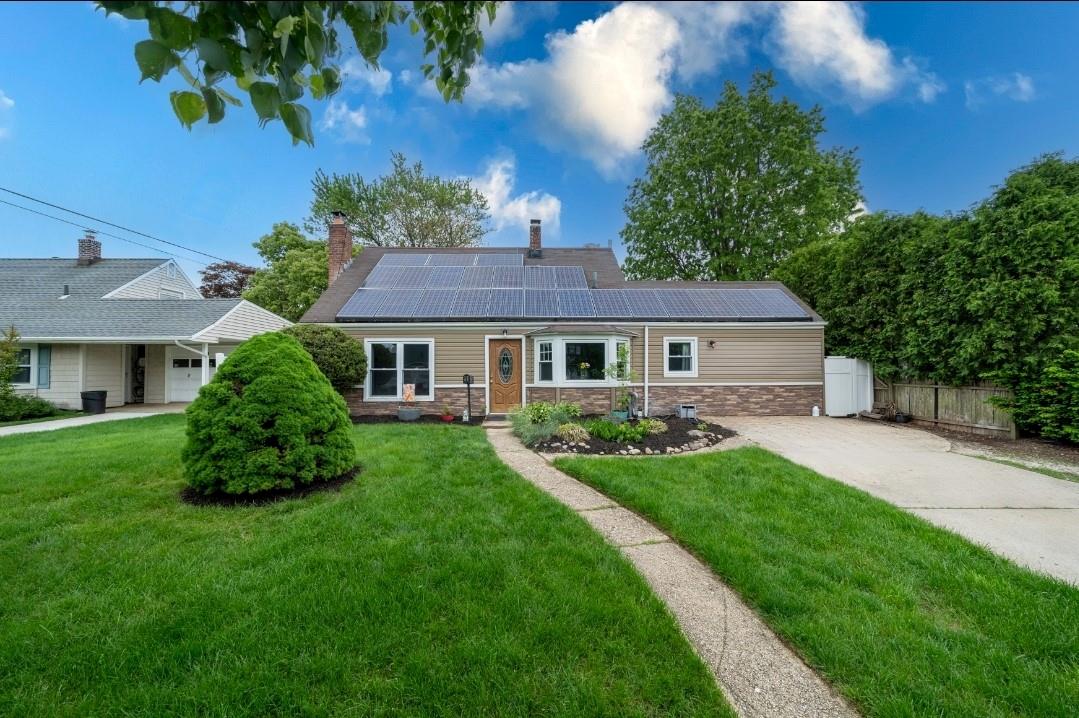 33 Saddle Lane, Levittown, New York image 1