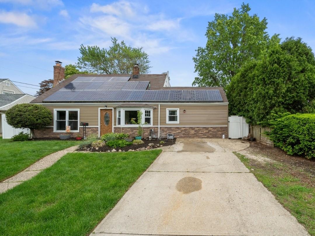 33 Saddle Lane, Levittown, New York image 2