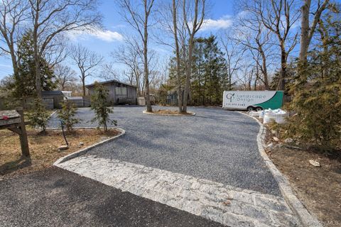 3 Louise Court Hampton Bays NY 11946