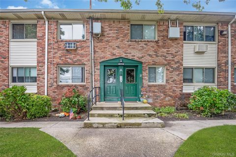 Photo of 2449 Union Blvd Blvd #21A, Islip, NY 11751 (MLS # 927528)