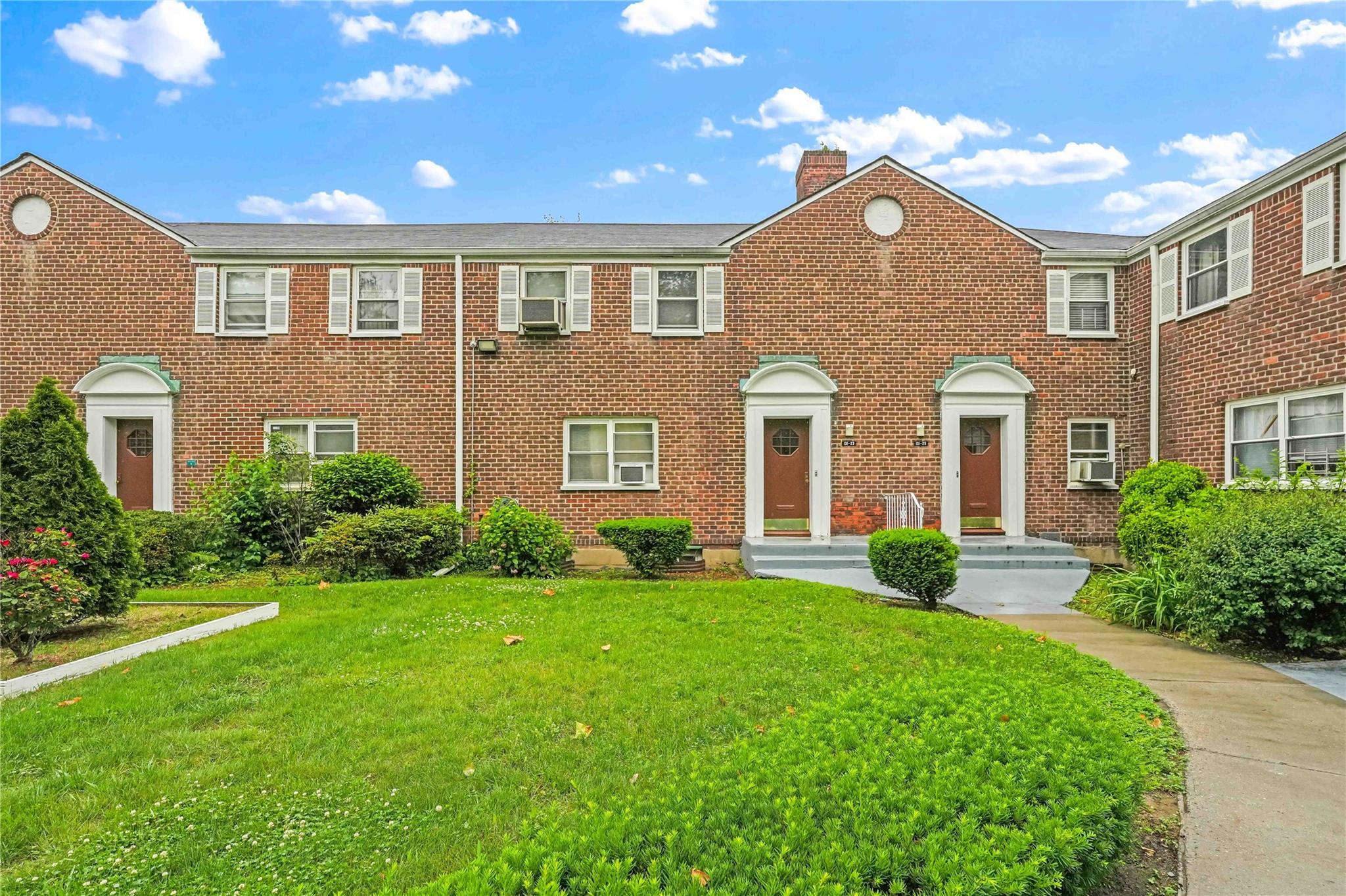234th Street, Rosedale, Queens, NY - 1 Bedrooms  
1 Bathrooms  
4 Rooms - 