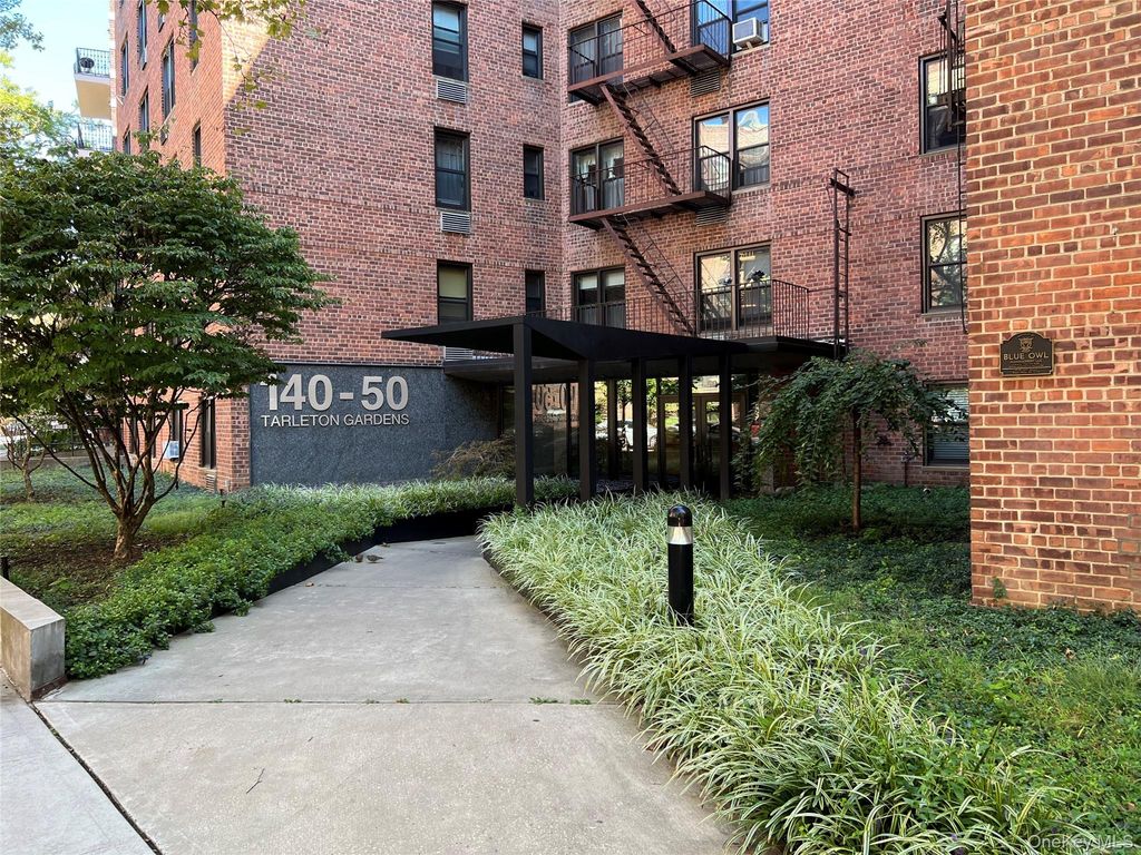 Photo of 14050 Burden Crescent #2E, Briarwood, NY 11435 (MLS # 980255)