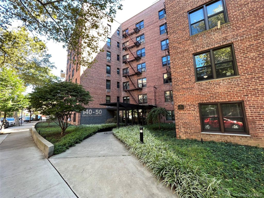 Photo of 14050 Burden Crescent #2E, Briarwood, NY 11435 (MLS # 980255)