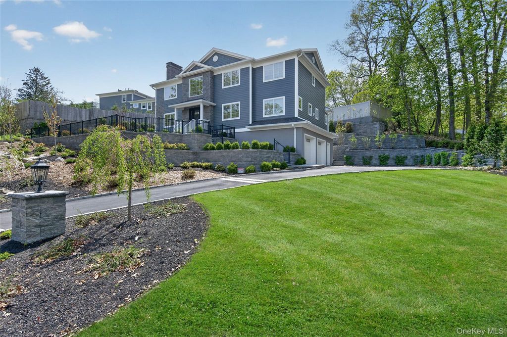 Photo of 208 Cow Neck Road, Port Washington, NY 11050 (MLS # 976425)