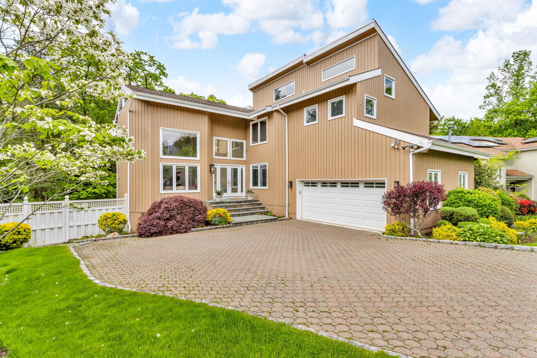 Deer Run, Rye Brook, New York - 4 Bedrooms  
4 Bathrooms  
9 Rooms - 