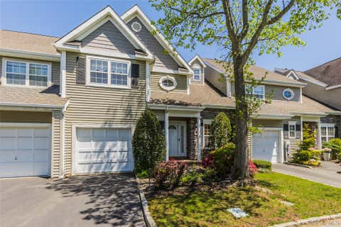 Condo For Sale - 15 Scarborough Drive<br/> Smithtown, NY 11787