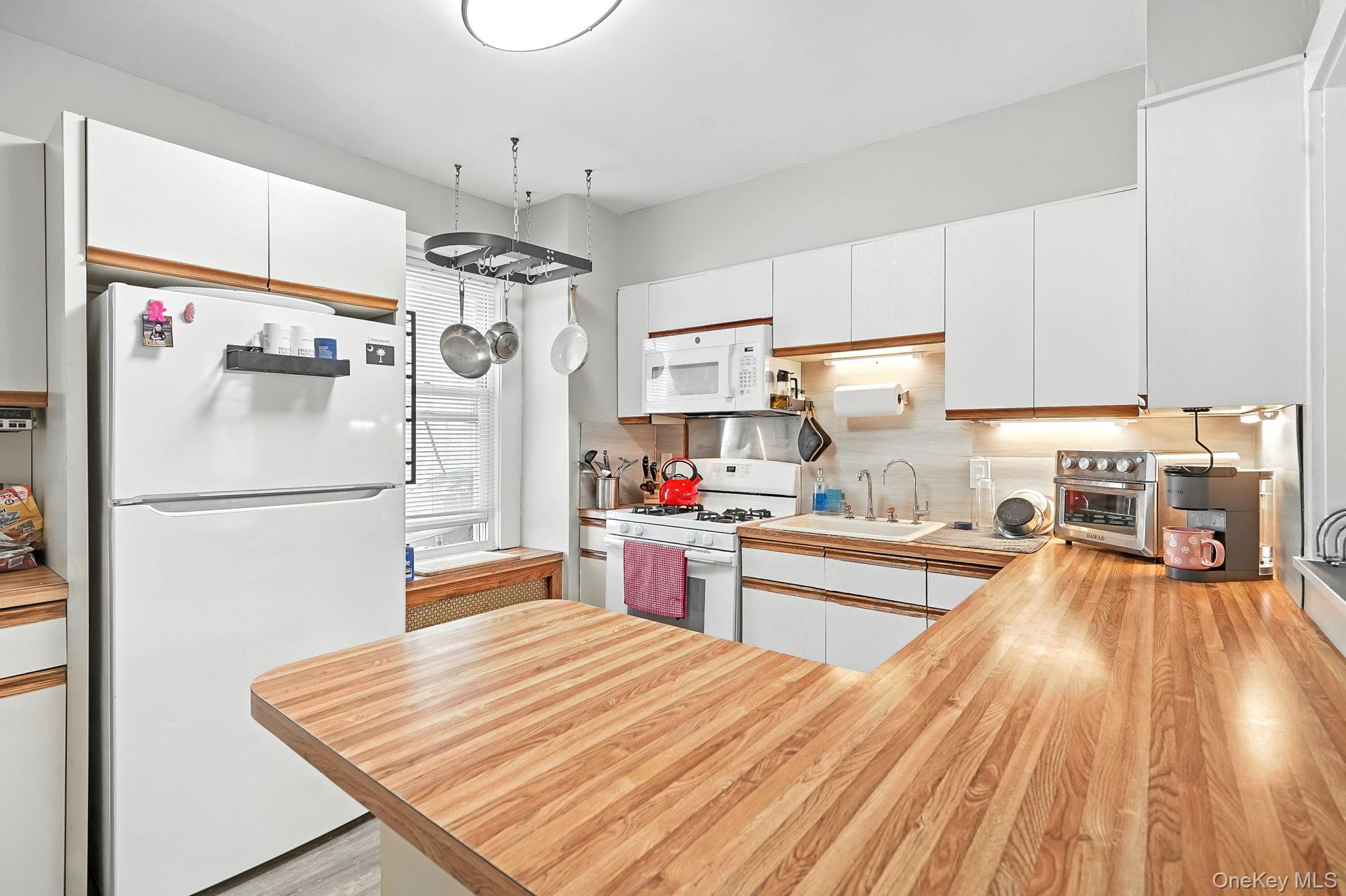 West Harrison, New York 10604, United States, 4 Bedrooms Bedrooms, ,2 BathroomsBathrooms,Residential,Active,202551