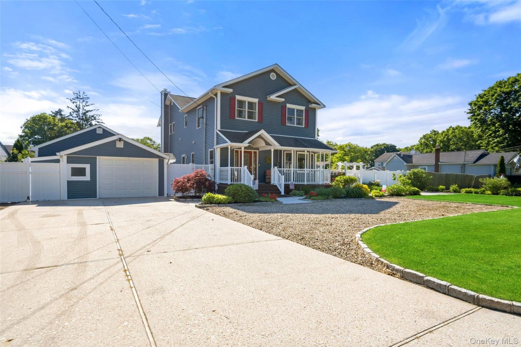 Photo of 2185 Sycamore Avenue, Ronkonkoma, NY 11779 (MLS # 1013023)