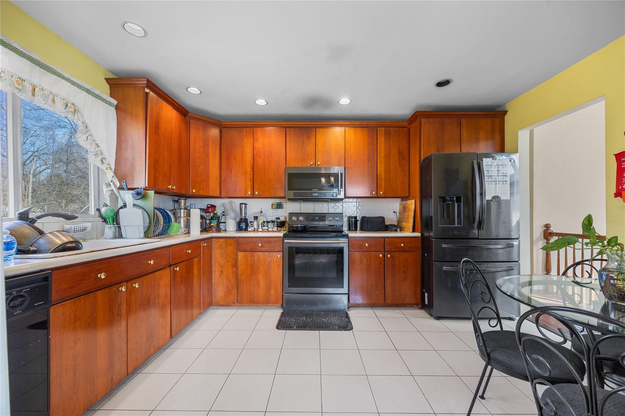 16 Stratford Road, White Plains, New York image 2