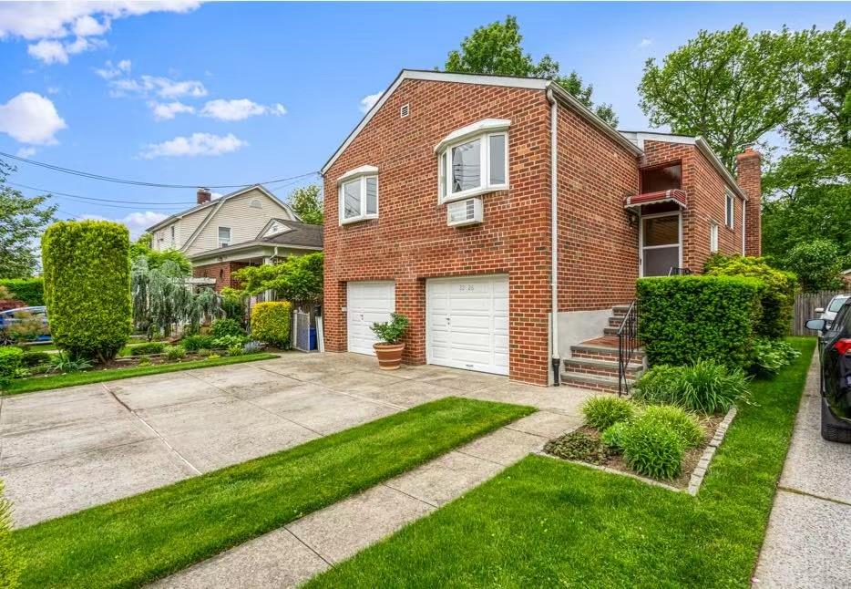 165th Street, Flushing, Queens, NY - 4 Bedrooms  
3 Bathrooms  
7 Rooms - 