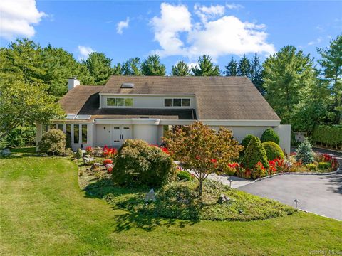 Photo of 6 Clearmeadow Lane, Woodbury, NY 11797 (MLS # 919785)