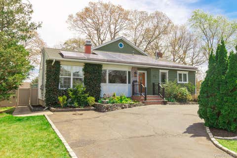 Homes For Sale - 11 Harvest Lane<br/> West Islip, NY 11795