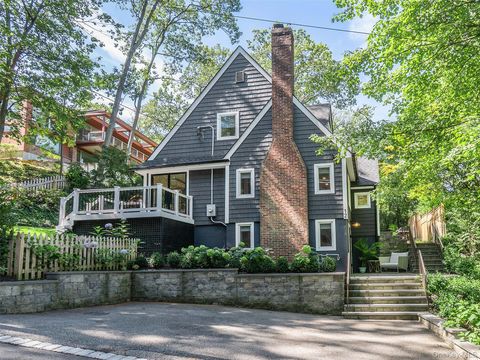 Homes For Sale - 12 Winding Way<br/> Sea Cliff, NY 11579