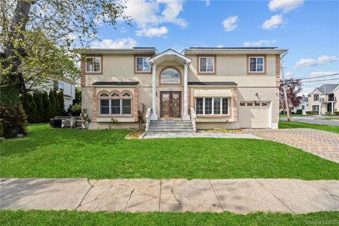 Photo of 31 Woodward Street St, Roslyn Heights, NY 11577 (MLS # 989955)