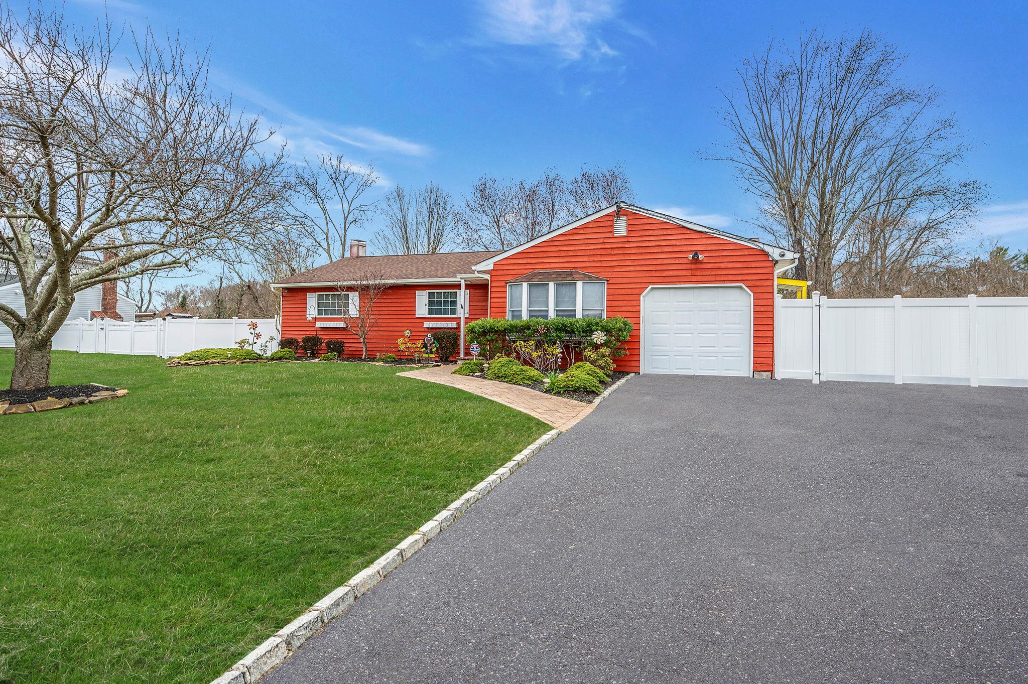 24 Thomas Street, Coram, New York image 1