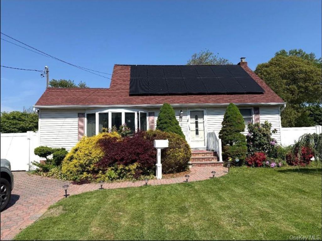 Photo of 8 Wantagh Avenue, East Islip, NY 11730 (MLS # 1002030)