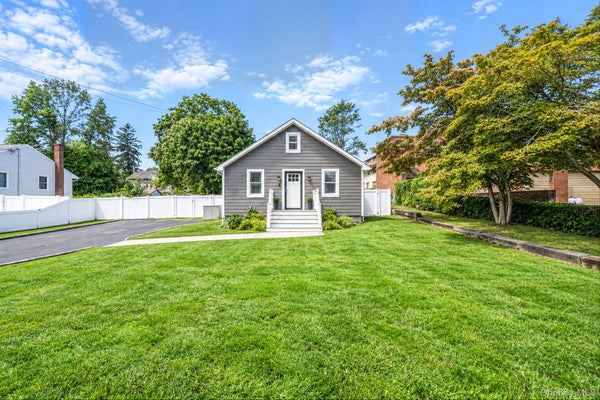 36 MAYFLOWER AVE, SMITHTOWN, NY 11787 - Image f92a80aa85bd9503db1273fff82ebaa8/153250137