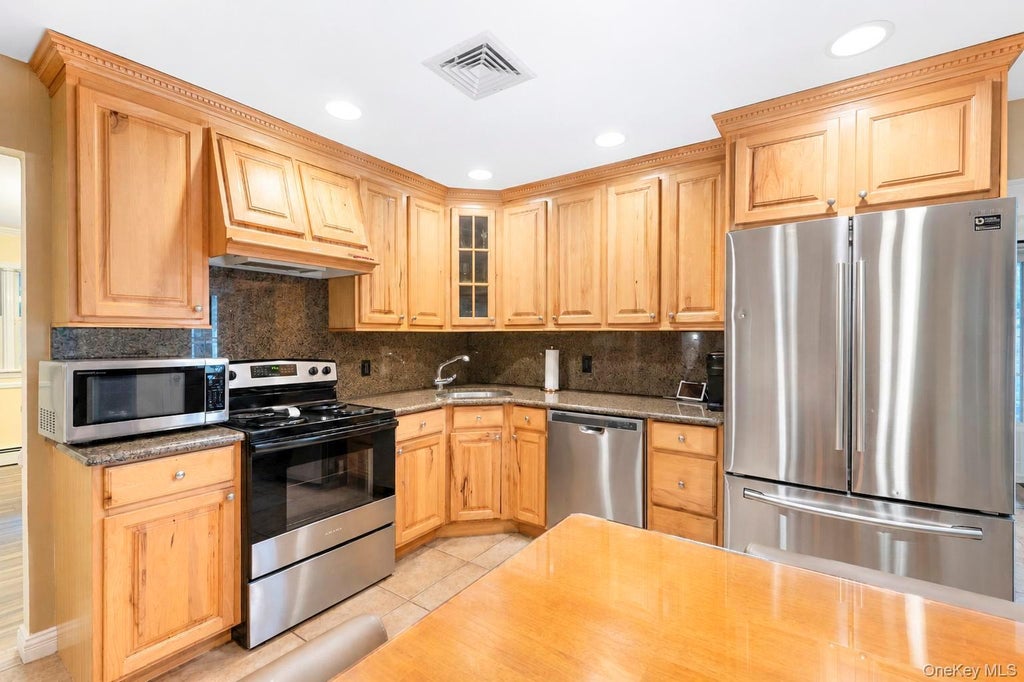 Photo of 124 Bayview Drive, Oakdale, NY 11769 (MLS # 1048277)