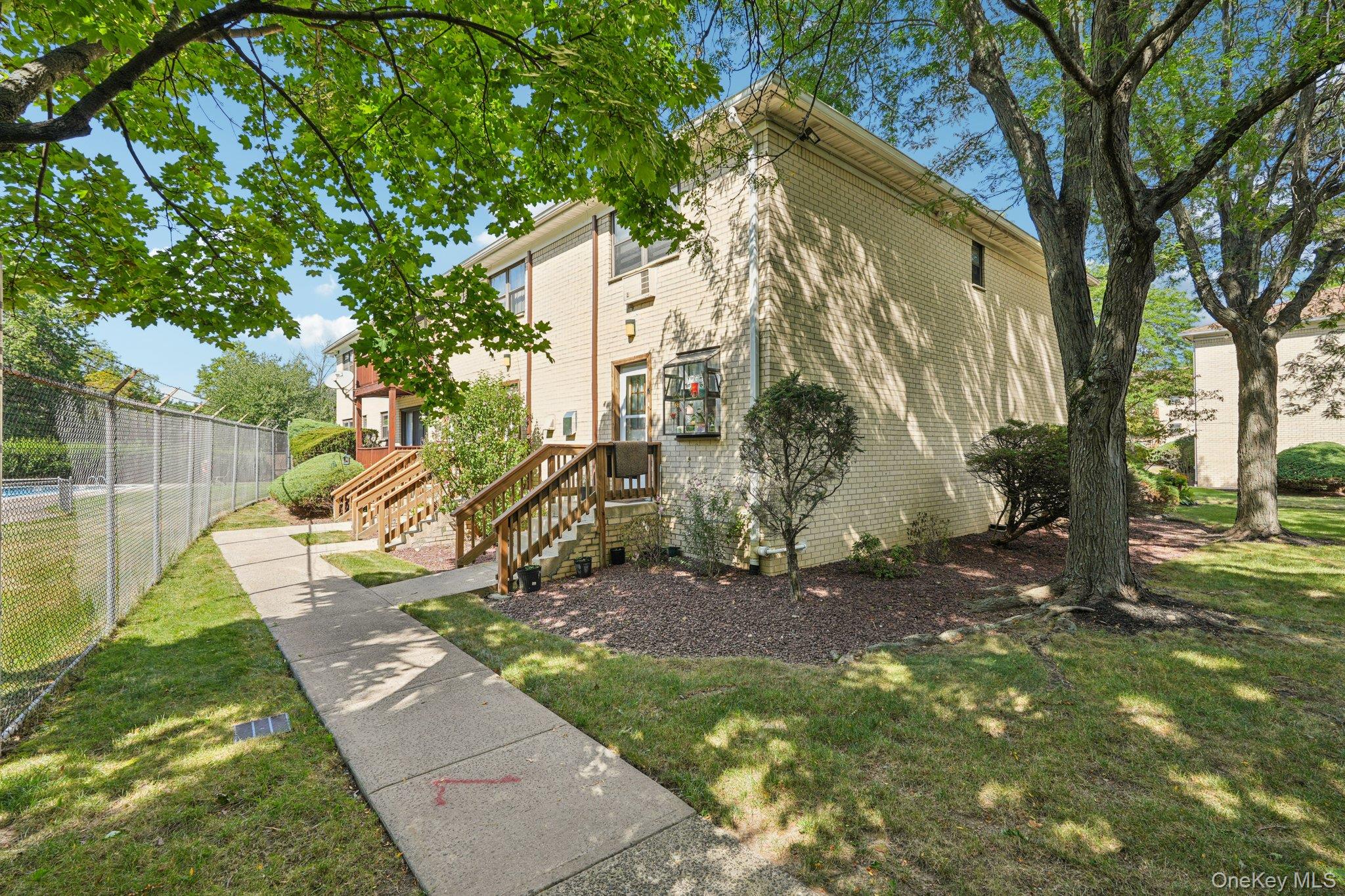 148 Sneden Place W 148