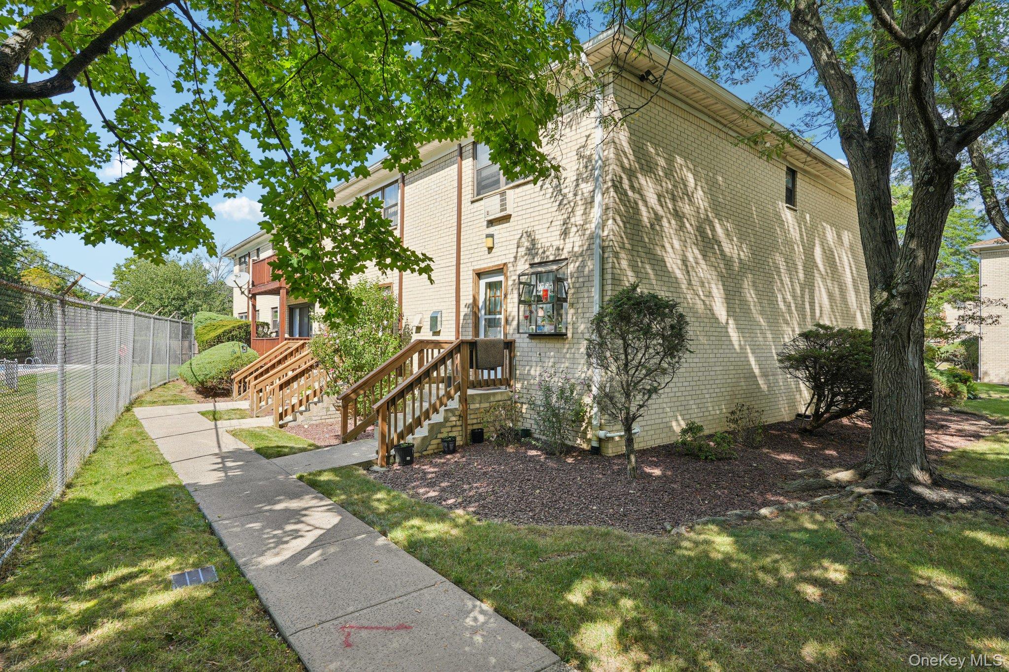 148 Sneden Place W 148