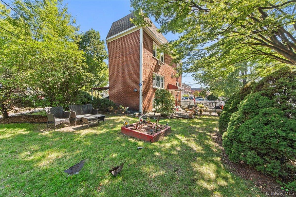 3950 Throggs Neck Expressway