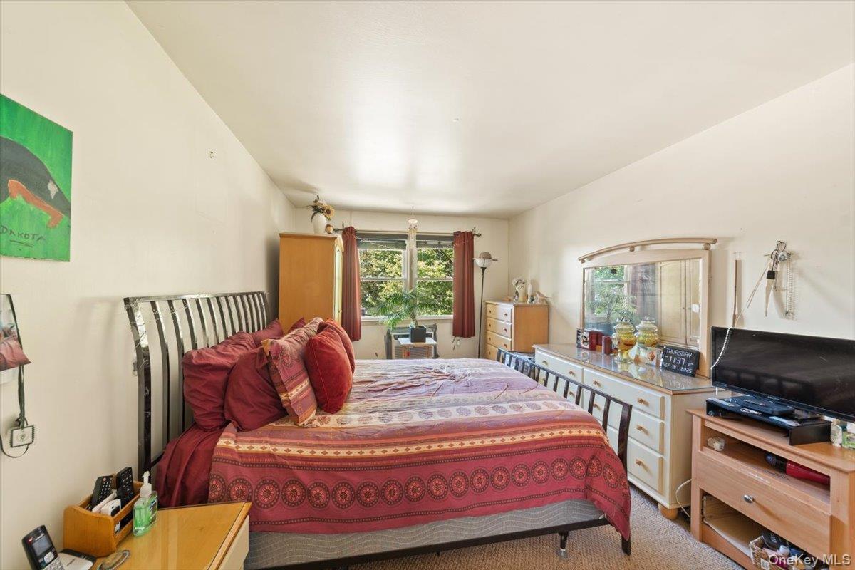 3950 Throggs Neck Expressway