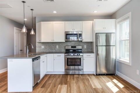 Apartment For Rent - 66 Main Street #2F<br/> Westchester County, Dobbs Ferry, NY 10522